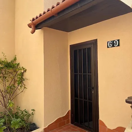 Surf & Chill 69, Quiet Oasis With Community Swimmingpool Holiday home *