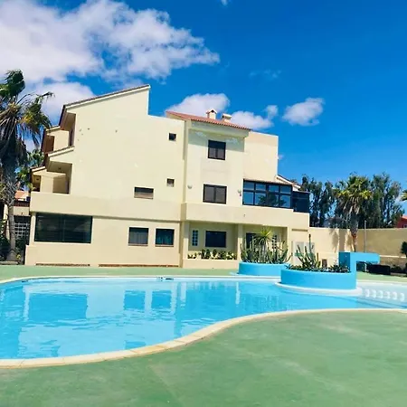 Surf & Chill 69, Quiet Oasis With Community Swimmingpool Casa vacanze